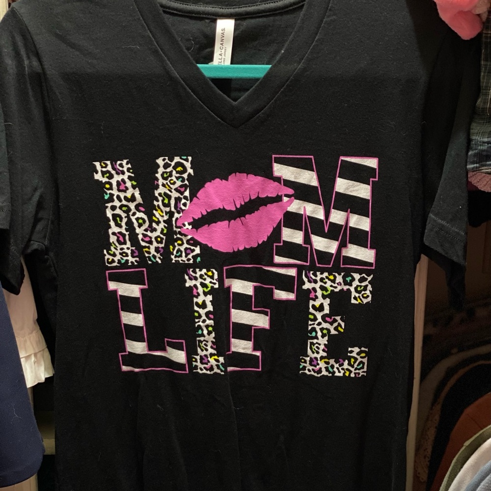 BNWOT ‘Mom Life’ Graphic Tee